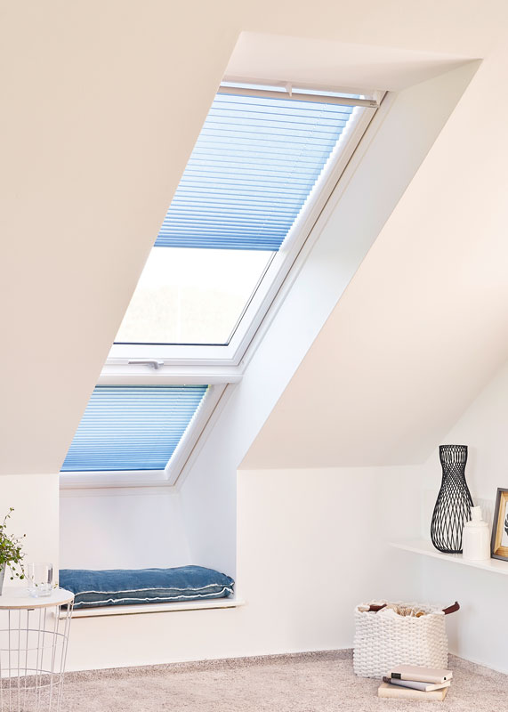 Blaue Dachfensterplisses in einem Badezimmer Blaue Dachfensterplisses in einem Badezimmer