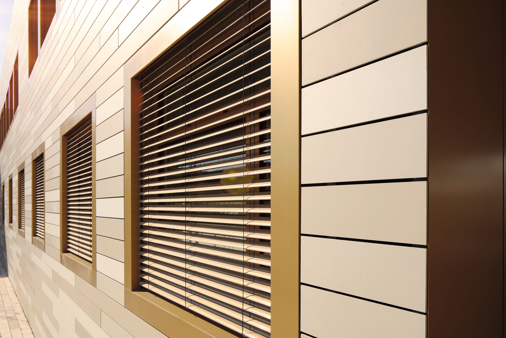 Warema-Raffstores-Jalousien-aussen-Buerokomplexfassade-detail Warema-Raffstores-Jalousien-aussen-Buerokomplexfassade-detail
