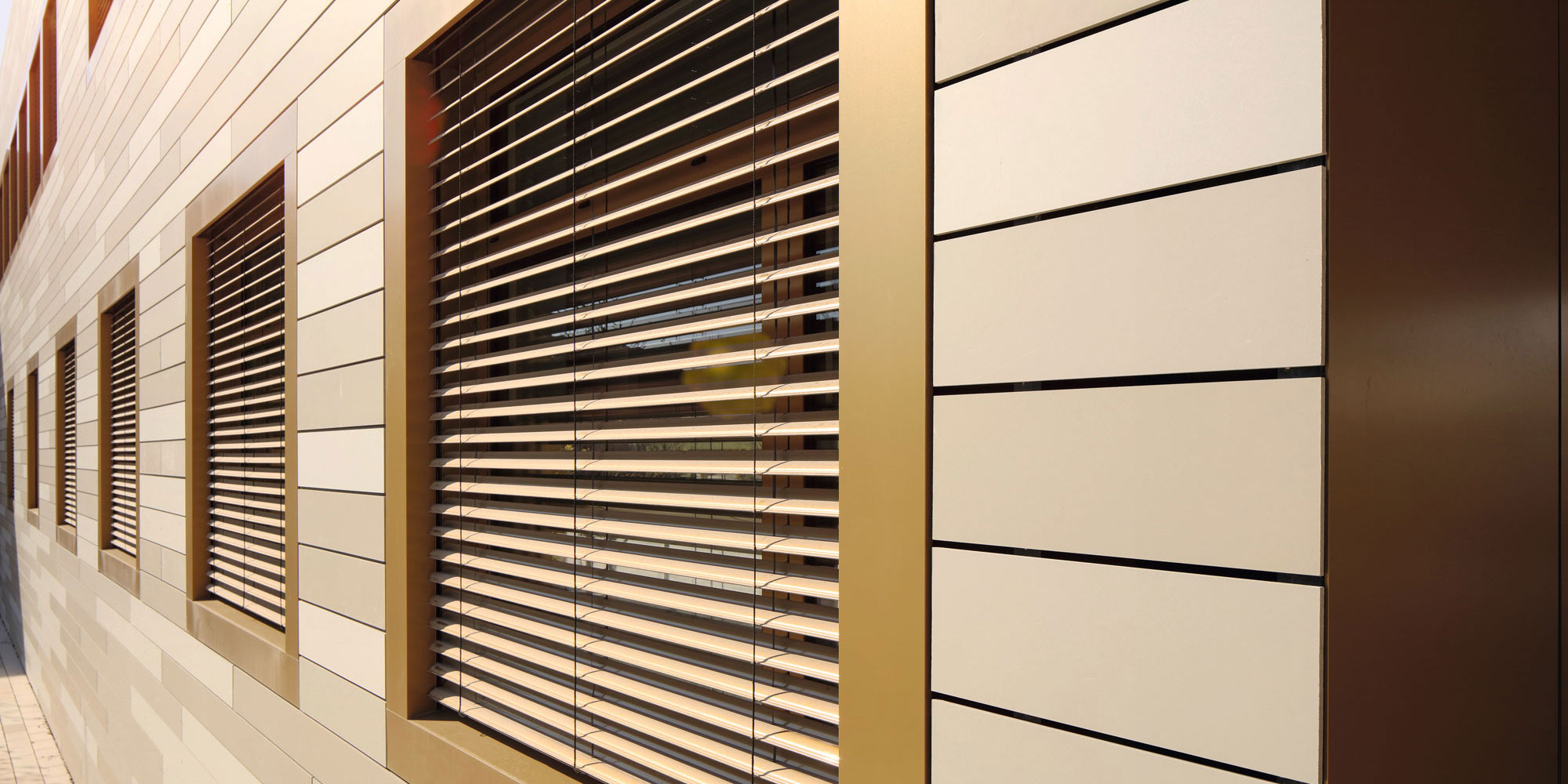 Warema-Raffstores-Jalousien-aussen-Buerokomplexfassade-detail-breit Warema-Raffstores-Jalousien-aussen-Buerokomplexfassade-detail-breit