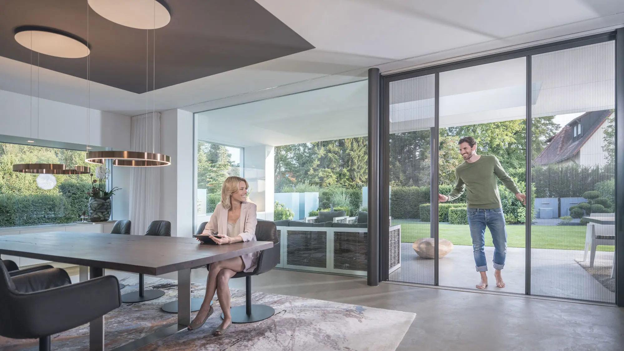 Tür, Schiebetür, Erwachsener, Mann, Person, Tabelle, Erwachsener, Weiblich, Person, Frau