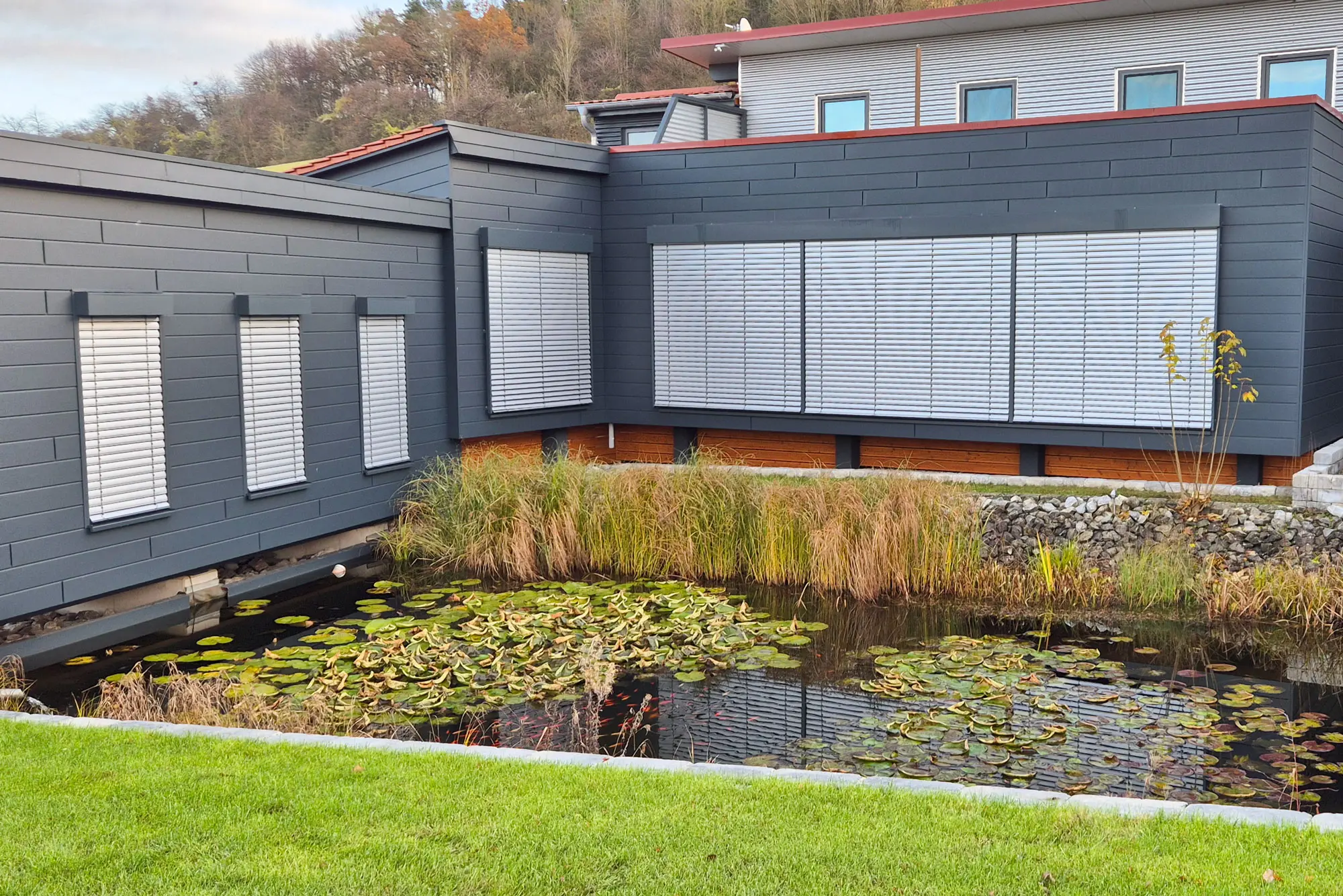 Lichtblick-Raffstores-geschlossen