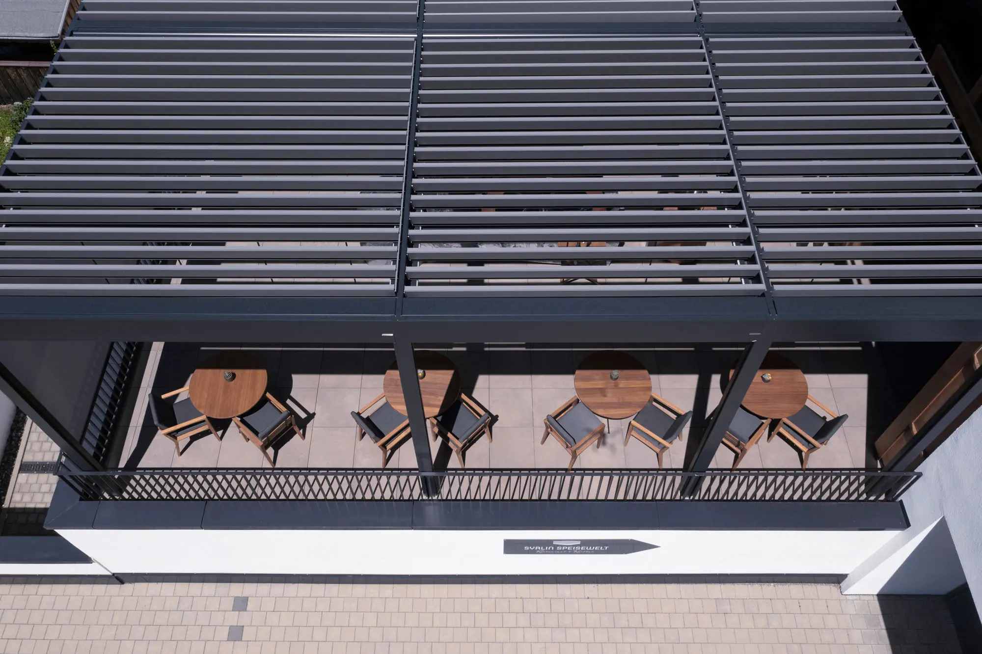 Lamaxa-Lamellendach-Ueberdachung-Cafe-Restaurant