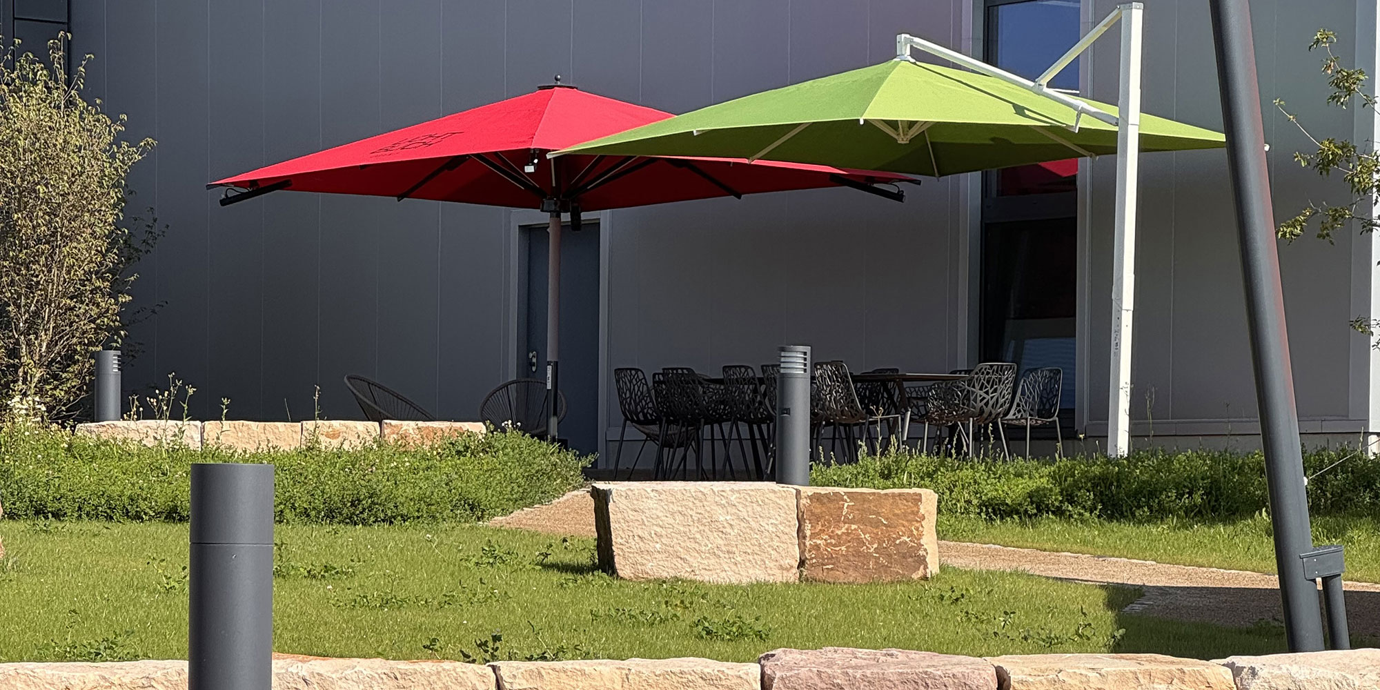 sonnenschirme-gruen-rot-ausse-beschattung-breit sonnenschirme-gruen-rot-ausse-beschattung-breit