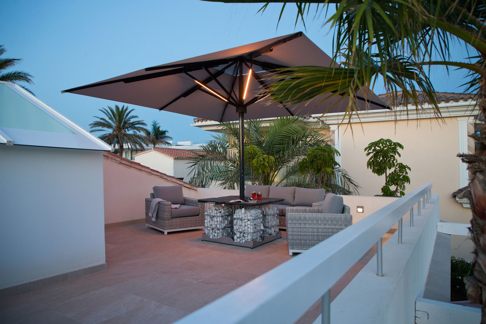 Caravita-Sonnenschirm-Terrasse-Lounge-braun-gross