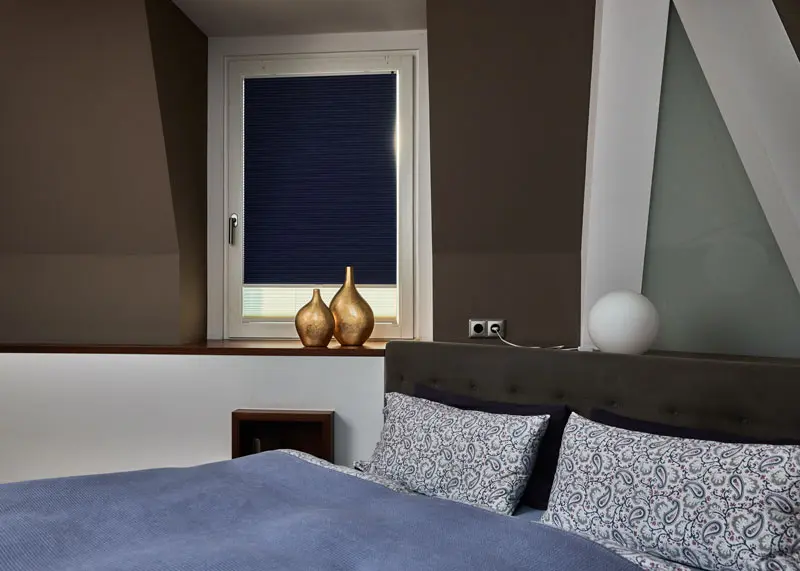 thermoplissee-schlafzimmer-verdunkelung-blau