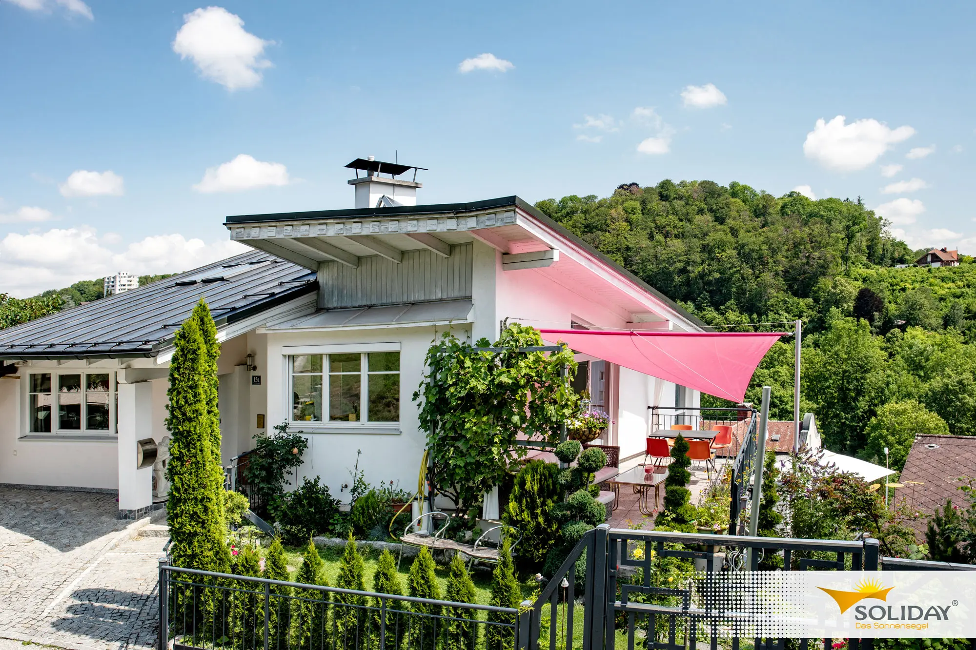 Soliday-MA-sonnensegel-rot-amHaus