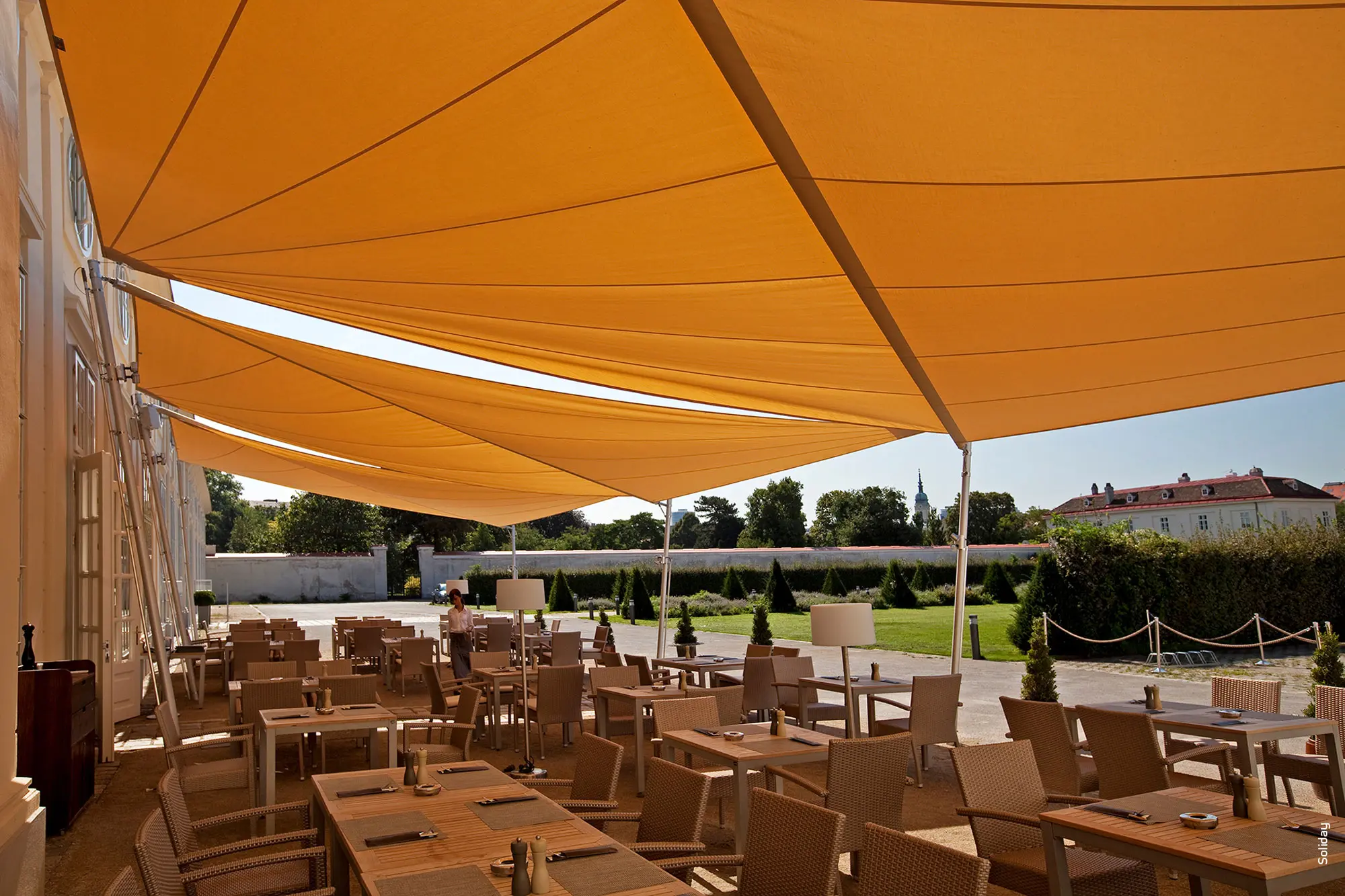 Soliday-C-Cafe-Restaurant-ueberdachung-sonnensegel