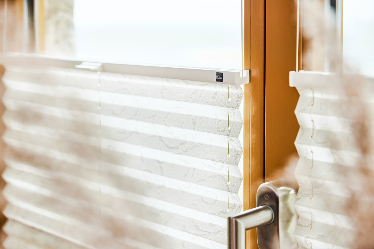 Plissees-mit-Muster-weiss-Wohnzimmer Plissees-mit-Muster-weiss-Wohnzimmer